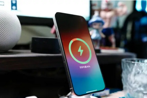 宁河苹果15换屏服务分享用什么充电器给iPhone15充电更好 
